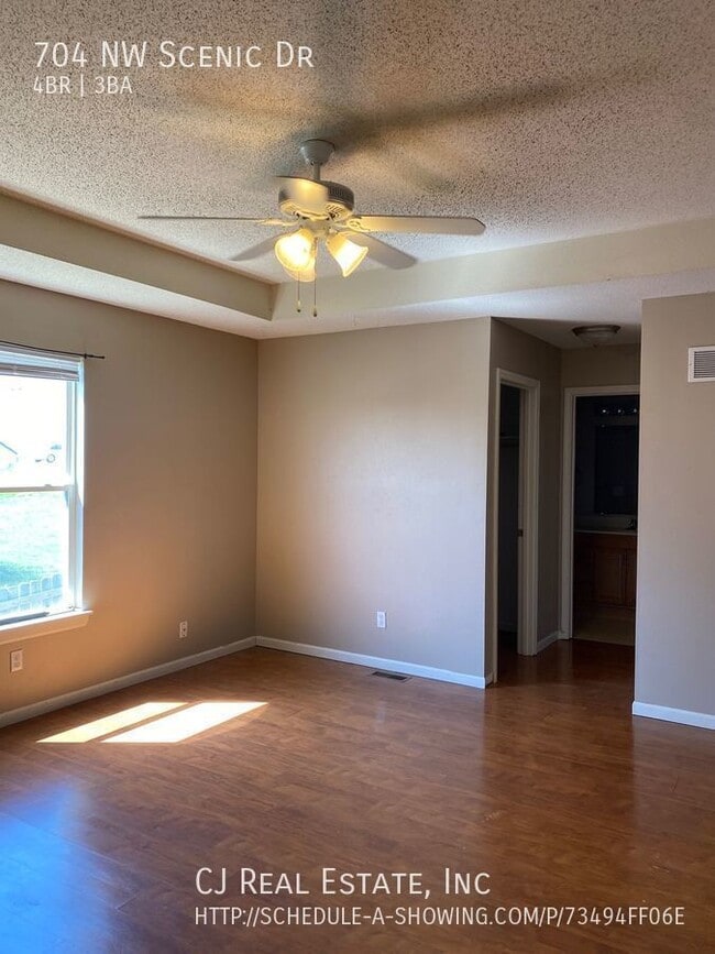 Building Photo - 704 NW Scenic Dr