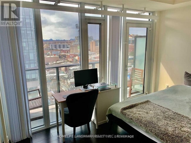 Building Photo - 330 Richmond St W