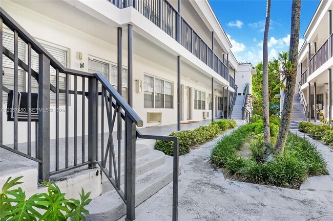 Building Photo - 974 Biarritz Dr