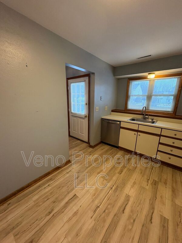 Building Photo - 8 Redcoat Ct