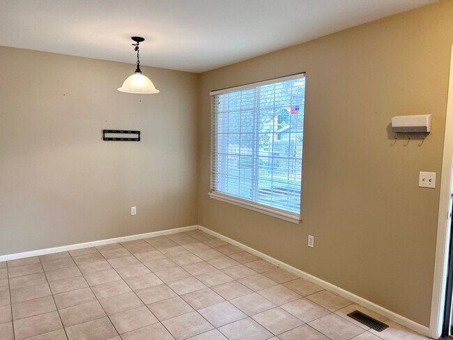 Foto del edificio - Wonderful 2 BR/2.5BA Townhome Located Minu...