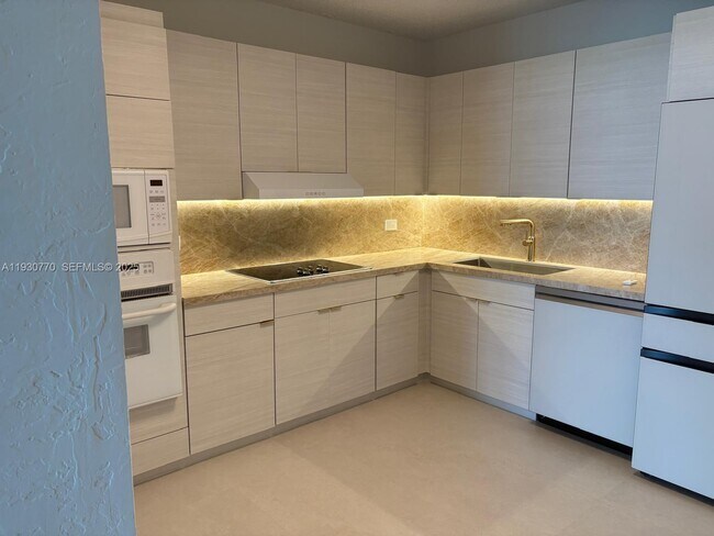 Foto del edificio - 8855 Collins Ave