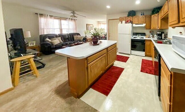 Foto del edificio - Sublease - 3 Bedroom Duplex Available Nove...