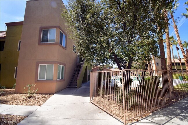 Foto del edificio - 1824 N Decatur Blvd