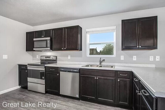 Building Photo - 4 br, 2.5 bath House - 651 East North Street