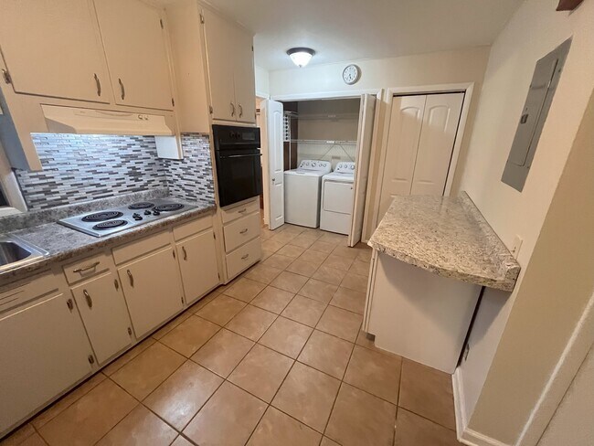 Cocina con lavadora y secadora. - 1405 Southland Vista Ct NE