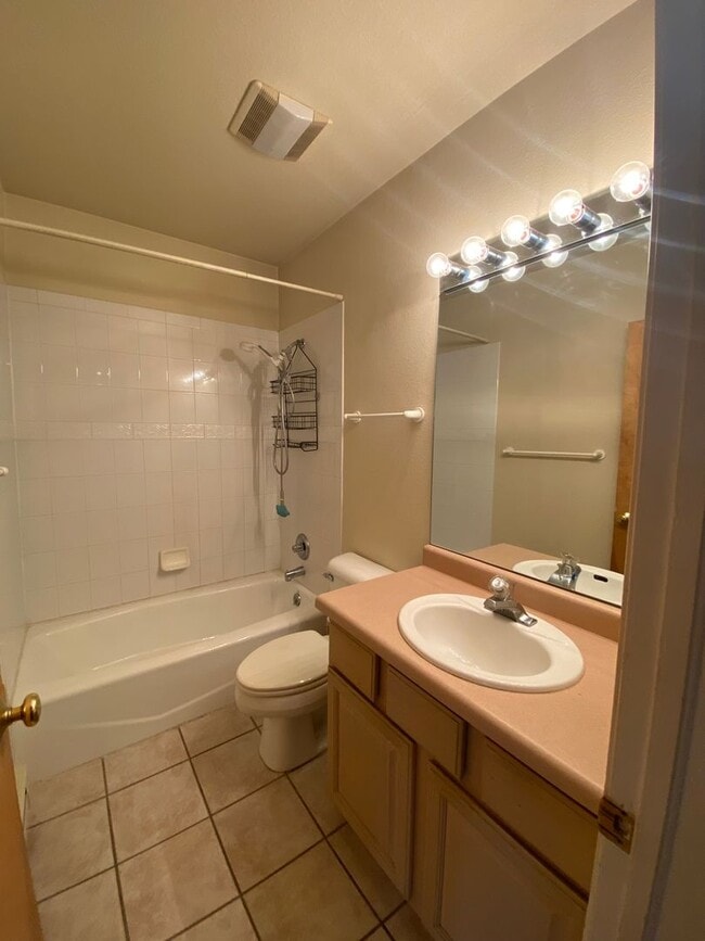 Building Photo - In town 1 bedroom/1 bathroom plus large la...