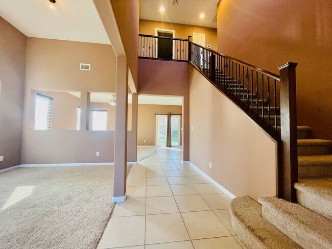 Building Photo - Ideal 3 Bd, 2.5 Bth, New Paint, Huge Chef'...