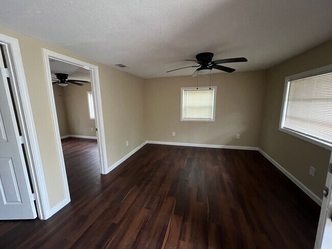 Building Photo - Newly renovated 3 BED, 2 BATH in Silsbee