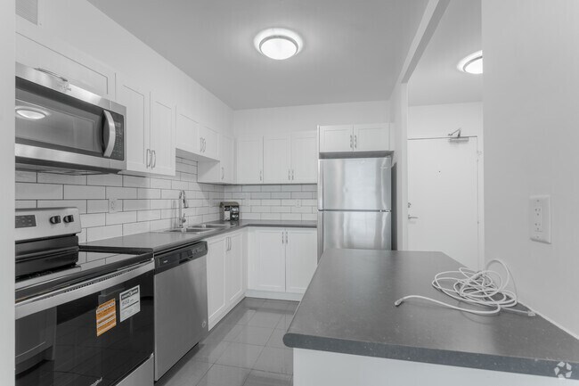 1 chambre, 1 salle de bain - 749 pi² - Cuisine - 2450 & 2460 Weston Rd