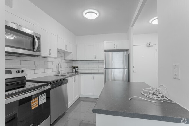 1BR, 1BA - 749SF - Kitchen - 2450 & 2460 Weston Rd