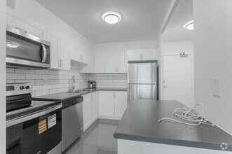 1BR, 1BA - 749SF - Kitchen - 2450 & 2460 Weston Rd