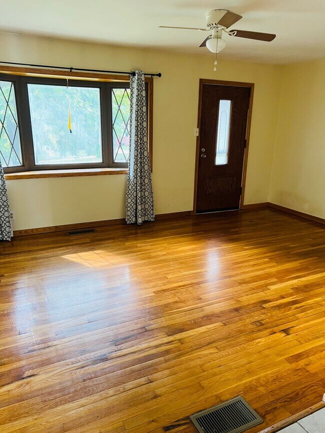 Building Photo - 2 bedroom single family home ready now