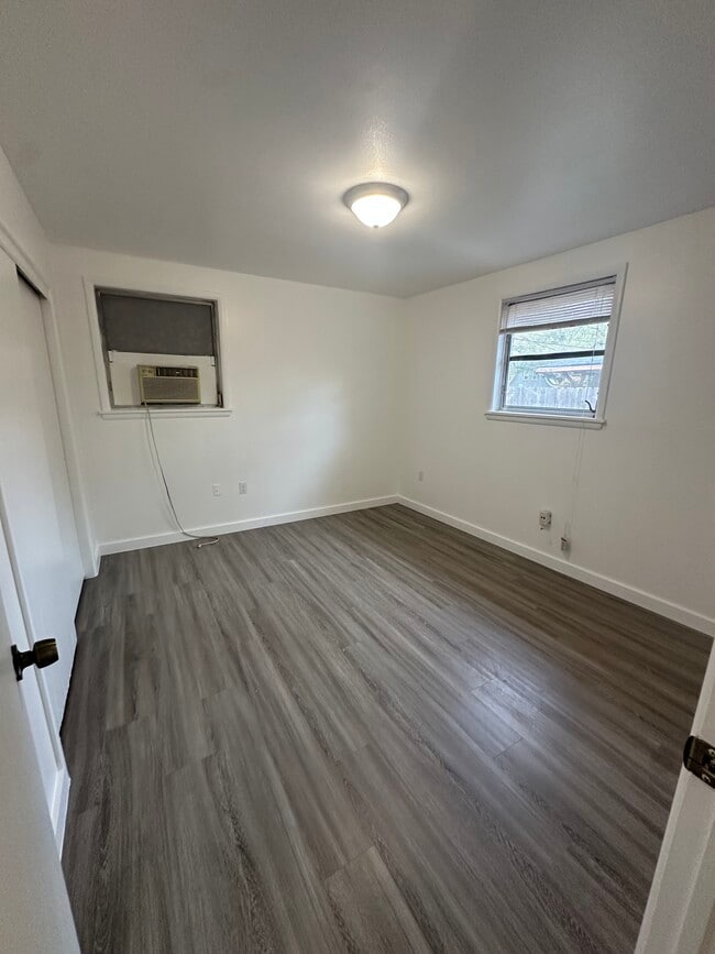 Building Photo - 945 & 949 Helios Ave