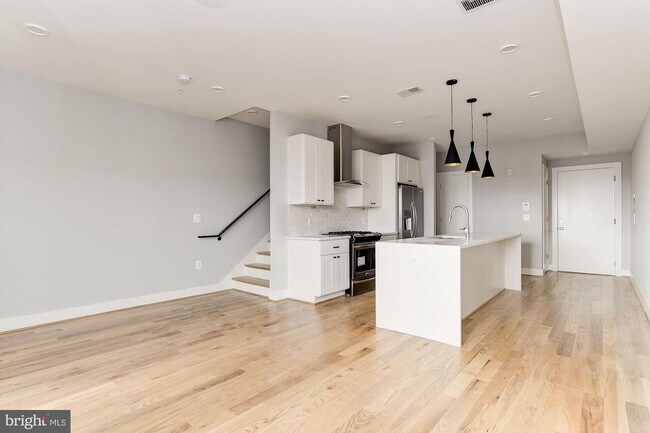 Building Photo - 911 Evarts St NE