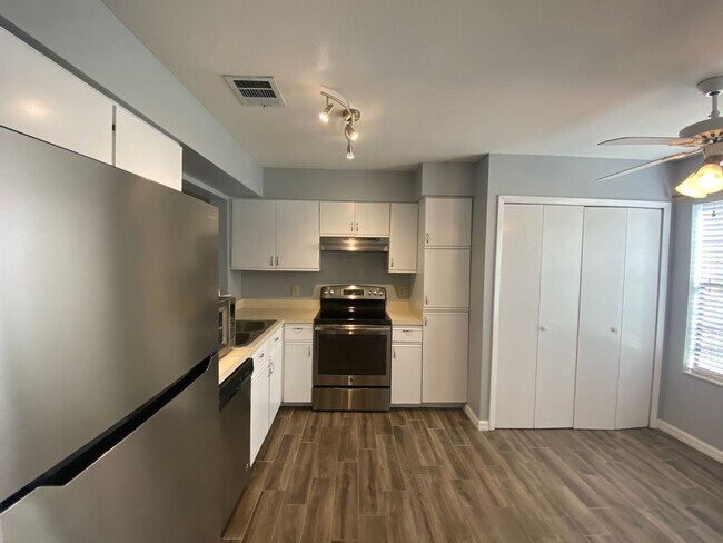 Foto del edificio - 3/2.5 IN BEACON HILL WITH BRICK FIREPLACE