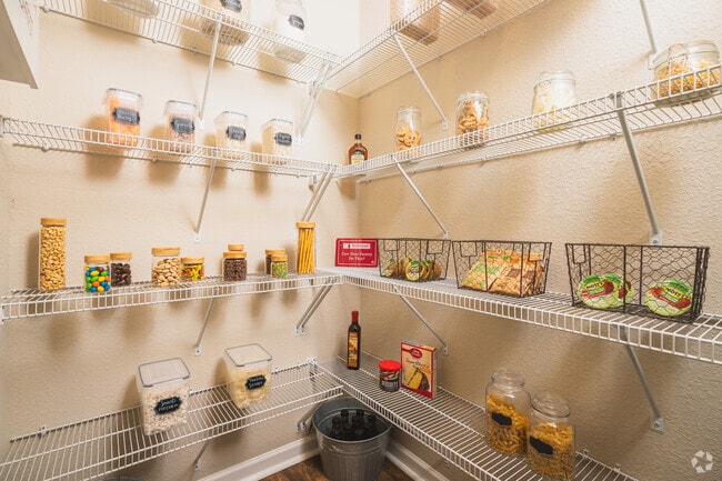 2 habitaciones, 2 baños - 1294 pies cuadrados - Forestwood - Despensa - Redwood Fort Wayne Diebold Road