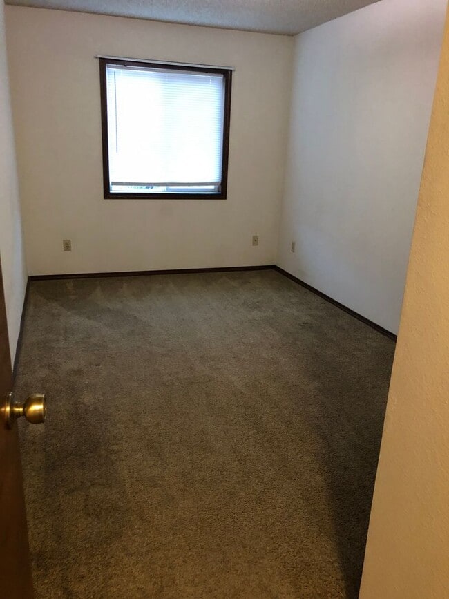 Building Photo - 2-Bedroom Condominium in McMinnville