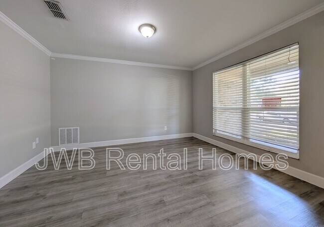 Foto del edificio - 8583 Blackberry Ln E