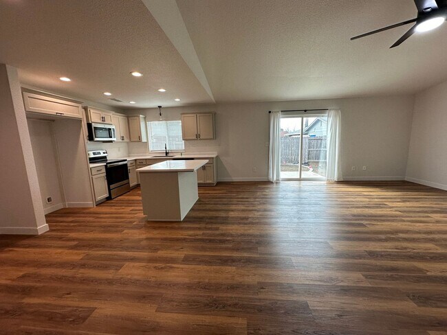 Building Photo - Move-in ready! Just remodeled! Many upgrades!