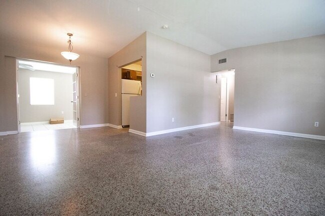 Foto del edificio - 310 W Bay St
