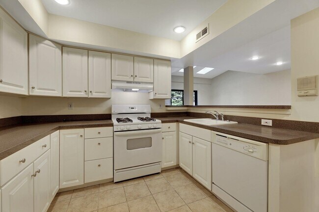 Foto del edificio - 764 Spinnaker Ct