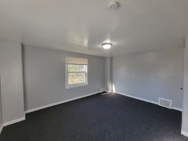 Building Photo - 18400 Meyers Rd