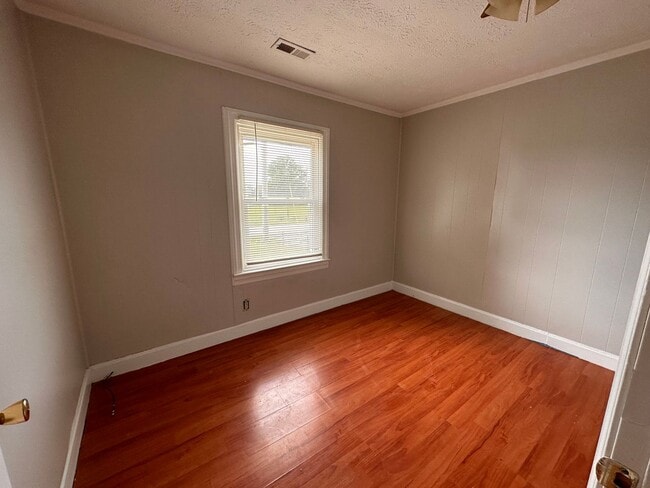 Building Photo - 2-Bedroom, 1-Bath Home with Garage!