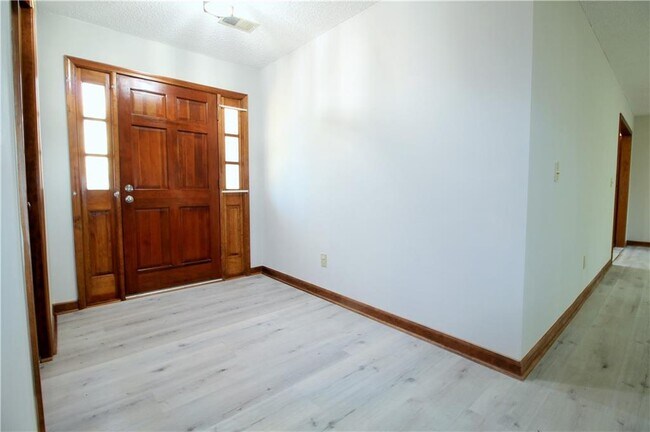 Building Photo - 585 Wayside Dr