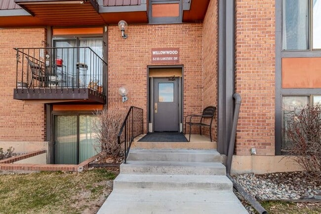 Building Photo - Bright & Spacious 1BD/1BA Top-Floor Unit w...