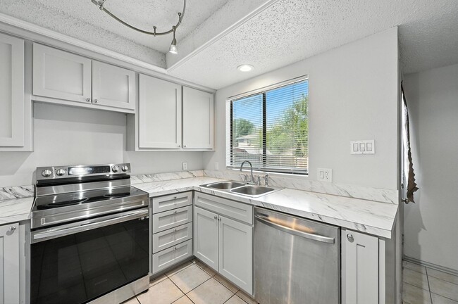 Building Photo - Charming 2/2 Duplex with Carport