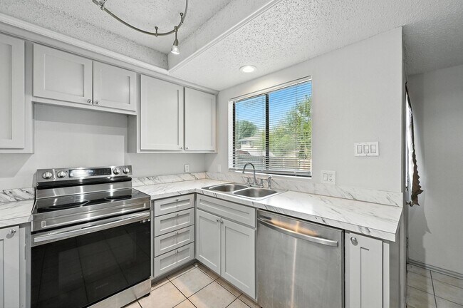 Foto del edificio - Charming 2/2 Duplex with Carport