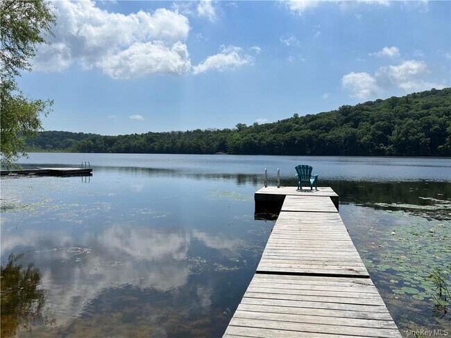 Foto del edificio - 691 Long Pond Rd