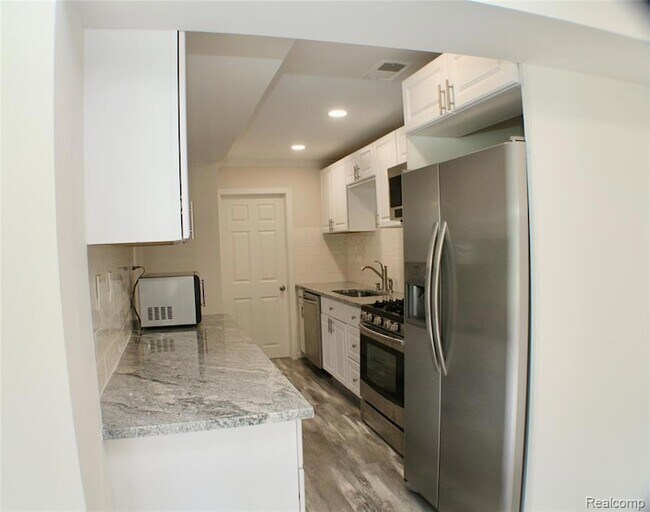 Foto del edificio - 48677 Sugarbush Rd
