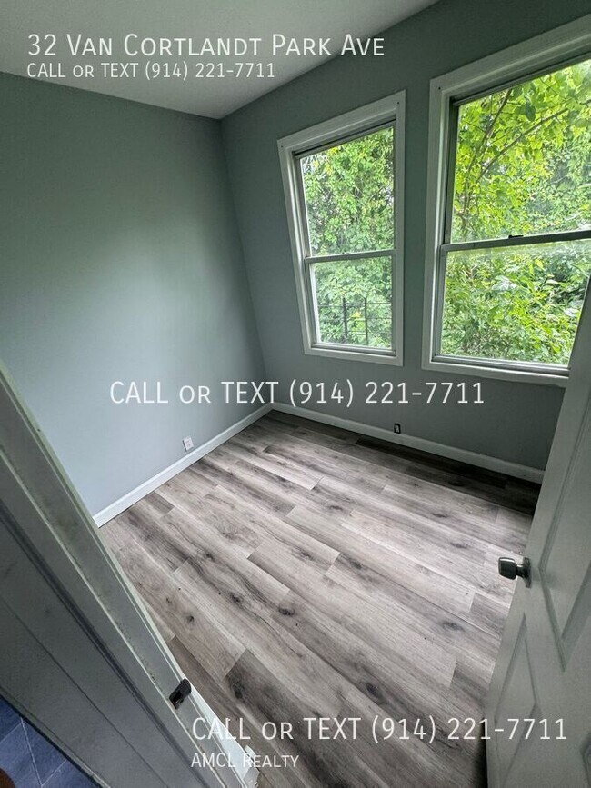 Foto del edificio - 32 Van Cortlandt Park Ave