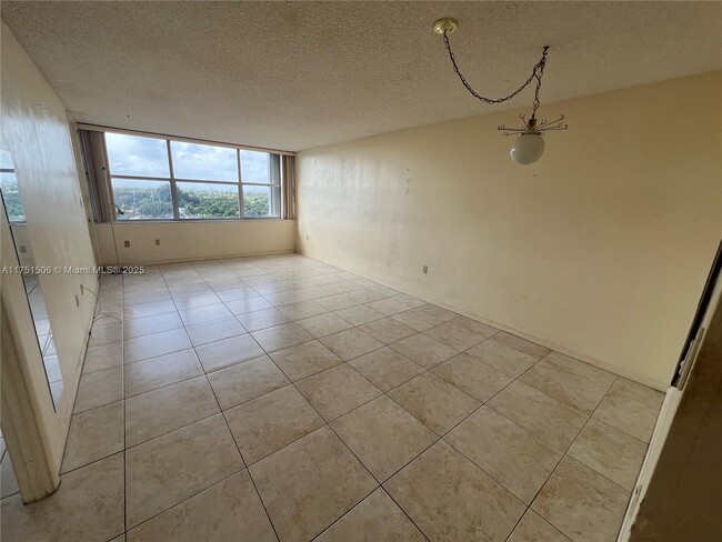 Foto del edificio - 1200 NE Miami Gardens Dr