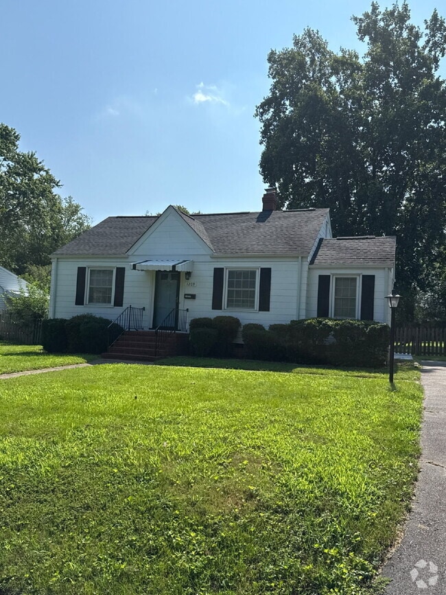 Building Photo - 1209 Foxcroft Rd