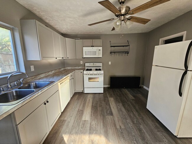 Building Photo - Spacious 2 bedroom 1 bath house for rent!