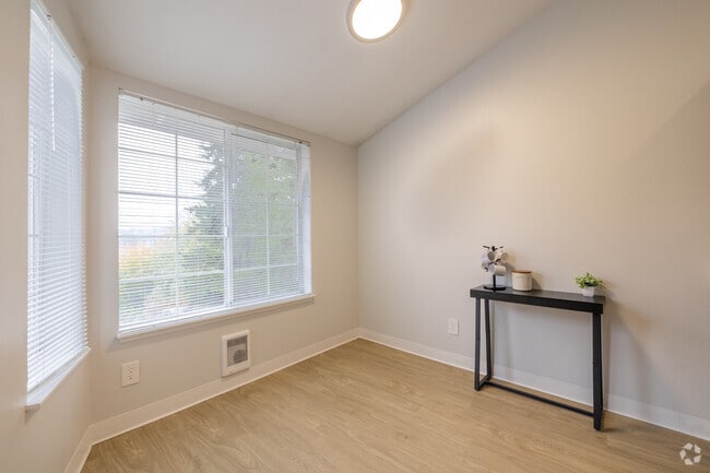 1BR, 1BA - 826SF - Living Room - Wellington Apartments