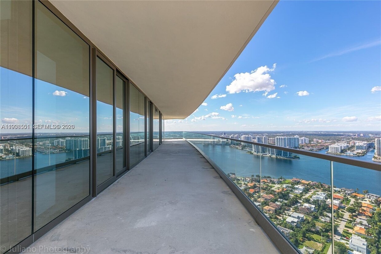 Building Photo - 18975 Collins Ave