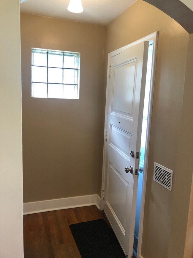 Interior de la puerta de entrada - 1504 E Bryan Ave