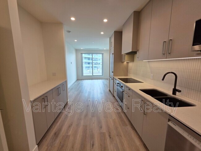 Photo du bâtiment - 513-3300 Lakeshore Rd