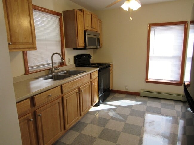 Building Photo - 390 Pleasant St
