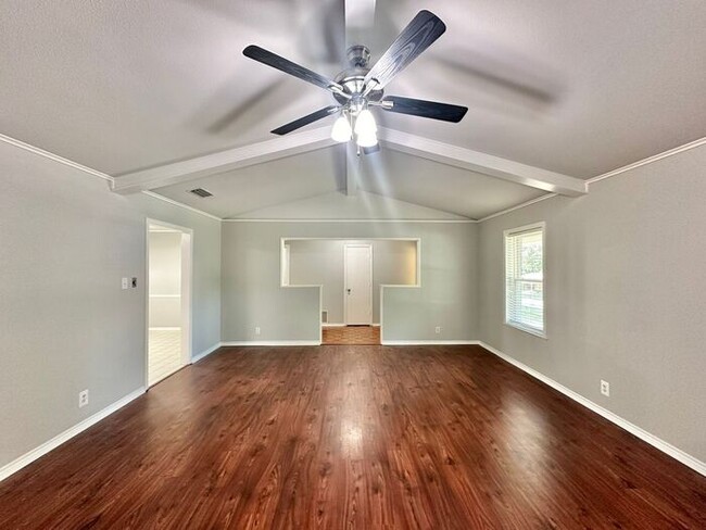 Building Photo - Available Now! Beautiful 4 Bedroom 2 Bathr...