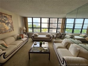 Building Photo - 1440 Brickell Bay Dr