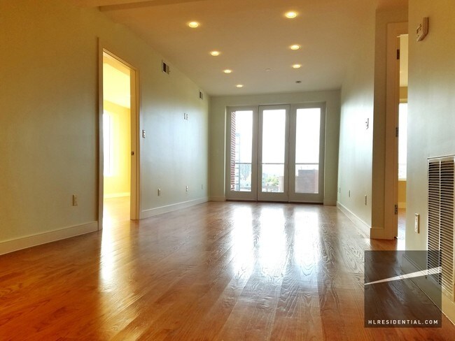 Building Photo - 2704 Hoyt Ave S