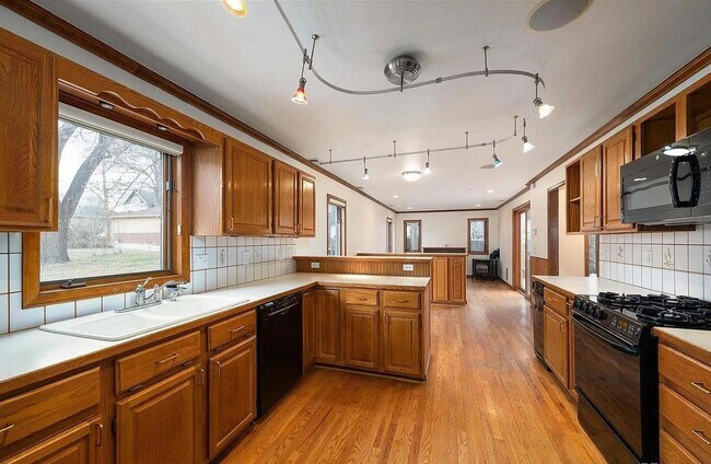 Building Photo - Gorgeous 6bd/4ba Home- DU STUDENT HOUSING! AVAILABLE FALL SEMESTER 2026