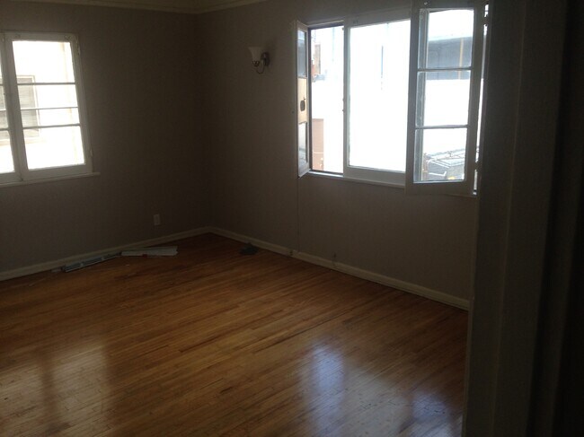 Building Photo - 351 N Orange Grove Ave