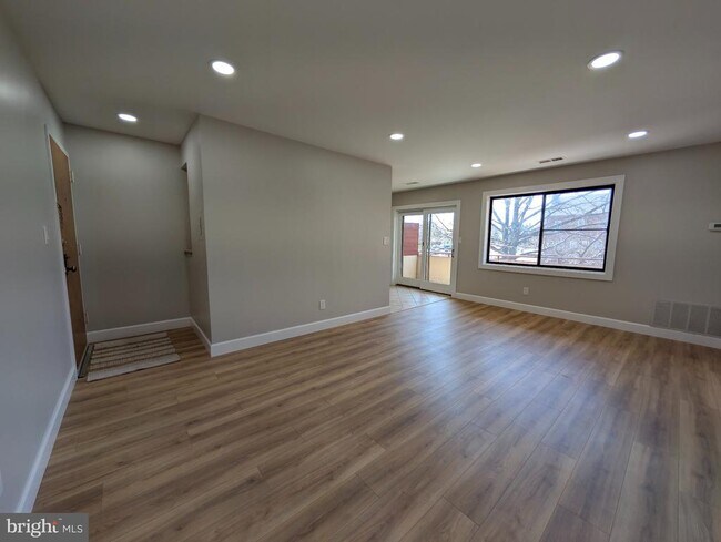 Foto del edificio - 6431 Richmond Hwy
