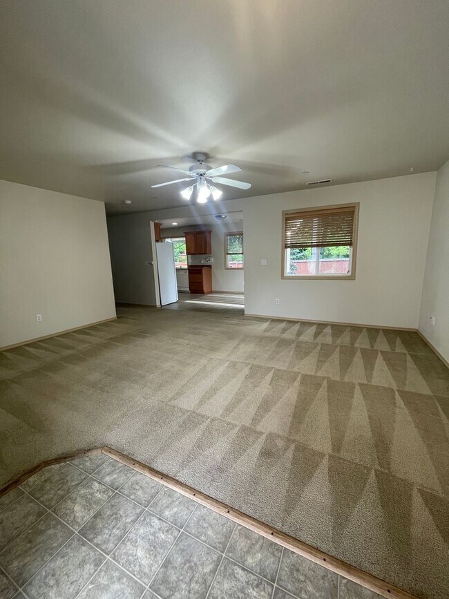 Foto del edificio - 3 Bedroom Home in DuPont